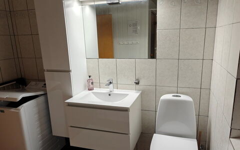 Hansen - 600M from the Sea: Flooring, Armatur, Fussboden, Bad Sink, Toilette, Badezimmer, Toilleten Sitz, Interior Design, Sinken, Badezimmerschrank