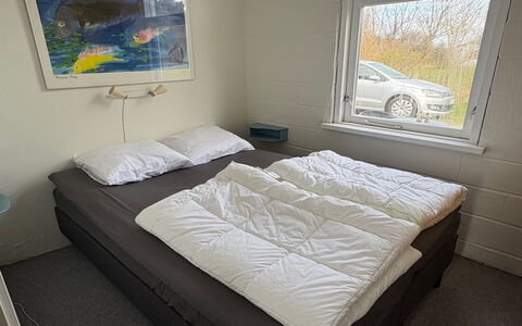 Hansen - 600M from the Sea: Schlafzimmer, Bett, Bedding, Bettdecke, Möbel, Fussboden, Bettrahmen, Linens, Kissen