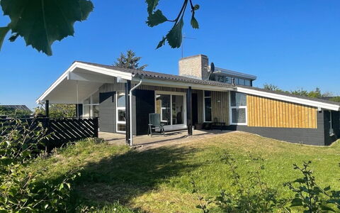 Hansen - 600M from the Sea: Zuhause, Haus, Dach, Grundstueck, Hütte, Estate, Schatten, Bauernhaus, Abstellgleis, Veranda