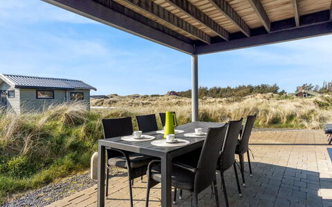 Lilie - 350M from the Sea: Möbel, Interior Design, Flooring, Fussboden, Decke, Zimmer, Stuhl, Tabelle, Wohnung, Küche & Esszimmer Tisch