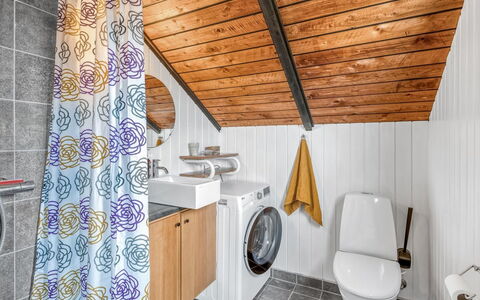 Thorfin - 100M from the Sea: Interior Design, Flooring, Armatur, Fussboden, Badezimmer, Decke, Zapfhahn, Installation, Sinken, Zimmer