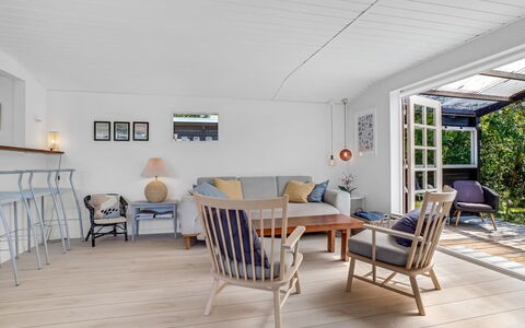 Synnöve - 350M from the Sea: Möbel, Holz, Flooring, Interior Design, Stuhl, Fussboden, Holzboden, Tabelle, Zuhause, Wohnzimmer
