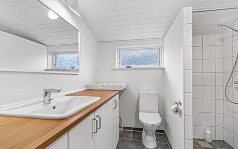 Synnöve - 350M from the Sea: Armatur, Badezimmer, Sinken, Bad Sink, Flooring, Zapfhahn, Installation, Fussboden, Decke, Toilette