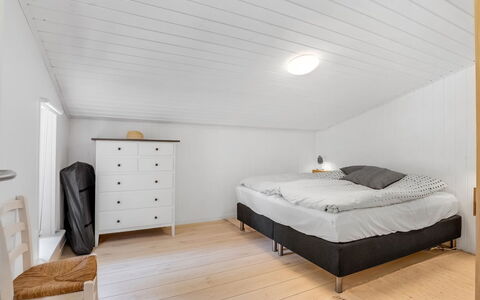 Synnöve - 350M from the Sea: Flooring, Decke, Holz, Interior Design, Fussboden, Schlafzimmer, Holzboden, Möbel, Bett, Zimmer