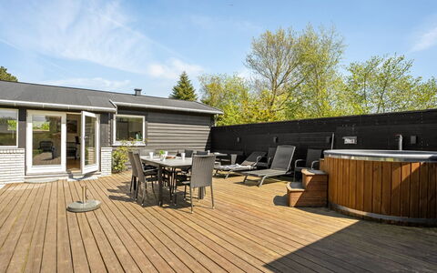 Selve - 600M from the Sea: Holz, Zuhause, Veranda, Deck, Hartholz, Dach, Holzbeize, Holzboden, Eco Hotel