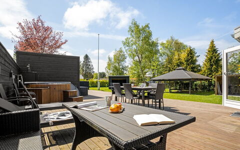 Selve - 600M from the Sea: Holz, Zuhause, Veranda, Deck, Hartholz, Dach, Holzbeize, Holzboden, Eco Hotel