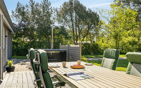 Rohan - 700M from the Sea: Möbel, Interior Design, Stuhl, Flooring, Tabelle, Resort, Fussboden, Decke, Zimmer, Eco Hotel