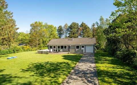 Rohan - 700M from the Sea: Möbel, Interior Design, Stuhl, Flooring, Tabelle, Resort, Fussboden, Decke, Zimmer, Eco Hotel