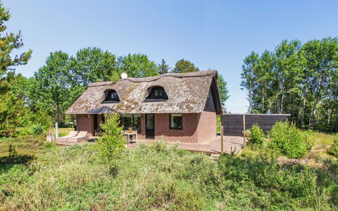 Kersta - 3.3Km from the Sea: Möbel, Gartenmöbel, Geschirr, Tabelle, Drinkware, Stuhl, Tisch Im Freien, Essen, Flasche