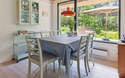 Kersta - 3.3Km from the Sea: Möbel, Interior Design, Stuhl, Flooring, Tabelle, Esszimmer, Küche & Esszimmer Tisch, Holz, Fussboden, Decke