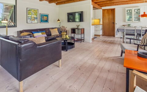 Kersta - 3.3Km from the Sea: Möbel, Flooring, Fussboden, Interior Design, Holzboden, Holz, Couch, Decke, Wohnzimmer, Zimmer