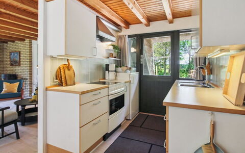 Kersta - 3.3Km from the Sea: Countertop, Holz, Möbel, Küche, Interior Design, Flooring, Cabinetry, Fussboden, Küchengerät, Armatur
