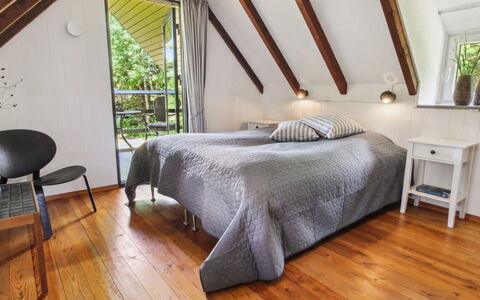 Kersta - 3.3Km from the Sea: Bett, Möbel, Interior Design, Flooring, Schlafzimmer, Holz, Fussboden, Holzboden, Decke, Bettdecke
