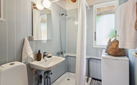 Kersta - 3.3Km from the Sea: Badezimmer, Armatur, Wand, Interior Design, Bad Sink, Flooring, Fussboden, Sinken, Toilette, Installation