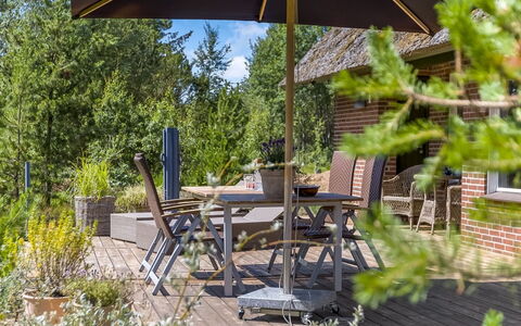 Kersta - 3.3Km from the Sea: Möbel, Stuhl, Gartenmöbel, Strauch, Garten, Tisch Im Freien, Schatten, Regenschirm, Eco Hotel, Blumentopf