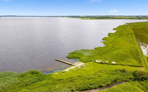 Skip - 300M to the Fjord: Gras, Grün, Haus, Hütte, Wiese, Ländliches Gebiet, Ökoregion, Landschaft, Grundstueck, Strauch