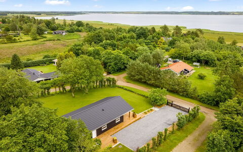 Skip - 300M to the Fjord: Möbel, Interior Design, Flooring, Fussboden, Decke, Zimmer, Stuhl, Tabelle, Wohnung, Küche & Esszimmer Tisch