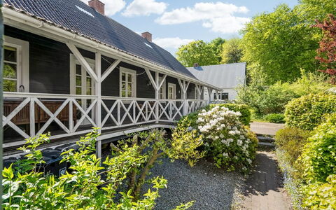 Ejnarine - 600M to the Fjord: Dach, Hütte, Estate, Garten, Bauernhaus, Garten, Abstellgleis, Landscaping, Auffahrt, Hinterhof