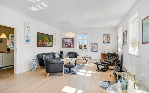Ejnarine - 600M to the Fjord: Möbel, Interior Design, Flooring, Fussboden, Wand, Holzboden, Holz, Decke, Couch, Wohnzimmer