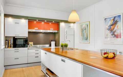 Ejnarine - 600M to the Fjord: Küche, Cabinetry, Countertop, Möbel, Interior Design, Flooring, Küchengerät, Holz, Major Appliance, Decke