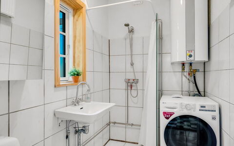 Ejnarine - 600M to the Fjord: Flooring, Armatur, Fussboden, Interior Design, Badezimmer, Sinken, Installation, Zapfhahn, Decke, Toilette
