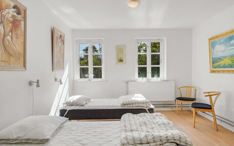 Ejnarine - 600M to the Fjord: Möbel, Interior Design, Bett, Flooring, Fussboden, Wand, Schlafzimmer, Holz, Decke, Bedding