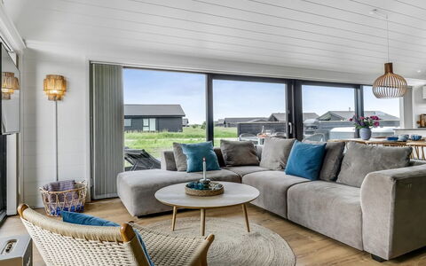 Ata - 400M from the Sea: Möbel, Interior Design, Flooring, Fussboden, Decke, Zimmer, Stuhl, Tabelle, Wohnung, Küche & Esszimmer Tisch