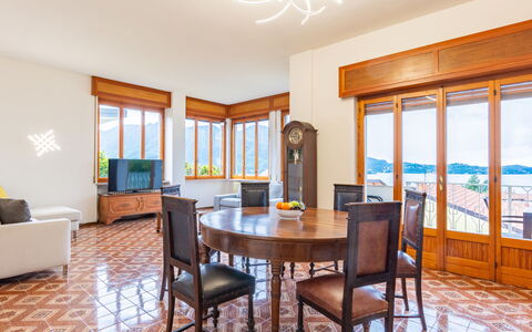 Claudio: Möbel, Tabelle, Eigentum, Fenster, Stuhl, Couch, Holz, Interior Design, Wohnzimmer, Tür