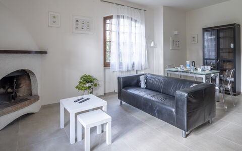 Dimora Del Capitano: Couch, Möbel, Tabelle, Interior Design, Wohnzimmer, Studio Couch, Zimmerpflanze, Bilderrahmen, Komfort, Pflanze
