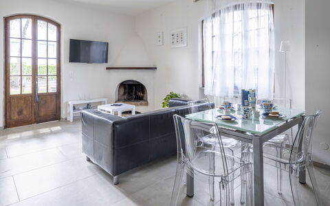 Dimora Del Capitano: Fenster, Zimmerpflanze, Tabelle, Interior Design, Küche, Fussboden, Flooring, Grundeigentum, Cabinetry