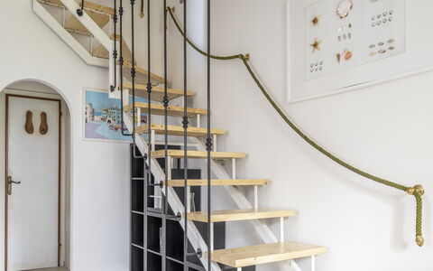 Dimora Del Capitano: Gebäude, Treppe, Holz, Farbe, Regale, Haus, Fussboden, Flooring, Tür