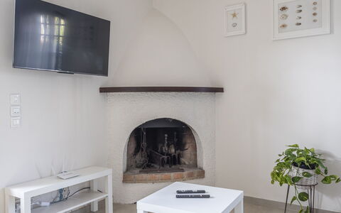 Dimora Del Capitano: Möbel, Tabelle, Eigentum, Pflanze, Couch, Bilderrahmen, Gebäude, Holz, Interior Design, Die Architektur