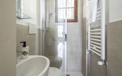 Dimora Del Capitano: Armatur, Zapfhahn, Fenster, Eigentum, Gebäude, Sinken, Badezimmer, Bad Sink, Interior Design
