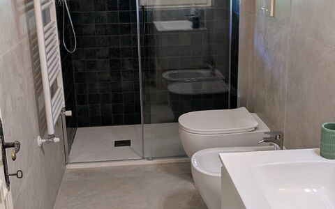 Villa Maddalena: Badezimmer, Flooring, Fussboden, Armatur, Interior Design, Toilette, Fliese, Toilleten Sitz, Installation, Spiegel
