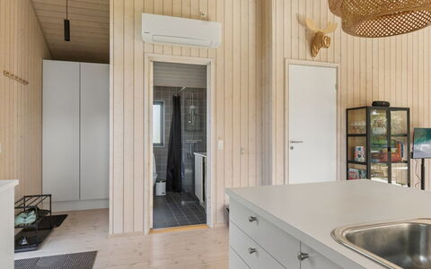 Cita - 350M from the Sea: Wand, Flooring, Holz, Interior Design, Decke, Fussboden, Light Fixture, Beleuchtung, Küche, Zuhause