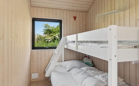 Cita - 350M from the Sea: Holz, Hartholz, Planke, Schlafzimmer, Holzbeize, Bett, Blockhaus, Holz, Design, Bedding