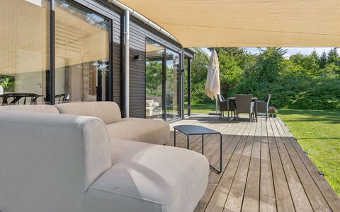 Cita - 350M from the Sea: Möbel, Holz, Gartenmöbel, Stuhl, Fussboden, Tabelle, Flooring, Schatten, Tisch Im Freien, Veranda