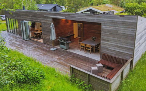 Zezilie - 500M from the Sea: Dach, Haus, Zuhause, Hütte, Tür, Abstellgleis, Deck, Veranda, Planke, Hartholz