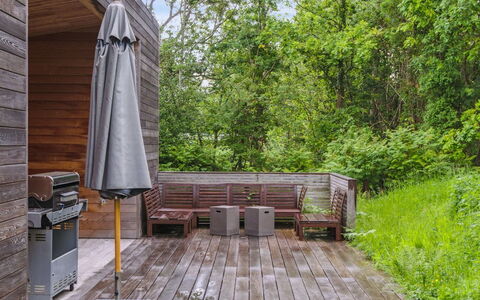 Zezilie - 500M from the Sea: Dach, Haus, Zuhause, Hütte, Tür, Abstellgleis, Deck, Veranda, Planke, Hartholz