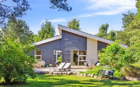 Romil - 2.1Km from the Sea: Interior Design, Decke, Wohnung, Flooring, Möbel, Fussboden, Zimmer, Beleuchtung, Zuhause, Couch
