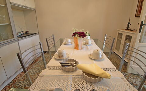 Casa Leonardo: Geschirr, Eigentum, Möbel, Tabelle, Dishware, Gebäude, Interior Design, Beleuchtung, Tischdecke, Holz