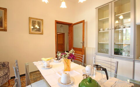 Casa Leonardo: Möbel, Eigentum, Tabelle, Geschirr, Bilderrahmen, Interior Design, Beleuchtung, Holz, Stuhl, Tür