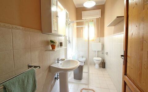 Casa Leonardo: Sinken, Armatur, Zapfhahn, Badezimmer, Bad Sink, Interior Design, Gebäude, Fussboden, Flooring