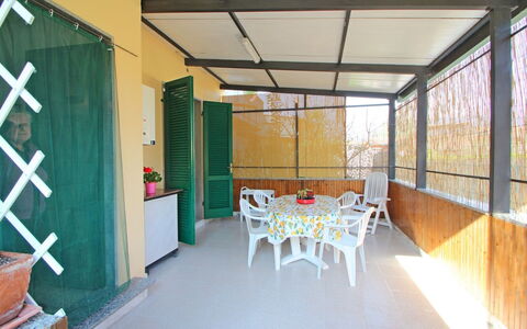 Casa Leonardo: Tabelle, Möbel, Gebäude, Stuhl, Holz, Schatten, Interior Design, Fussboden, Wohnzimmer, Pflanze