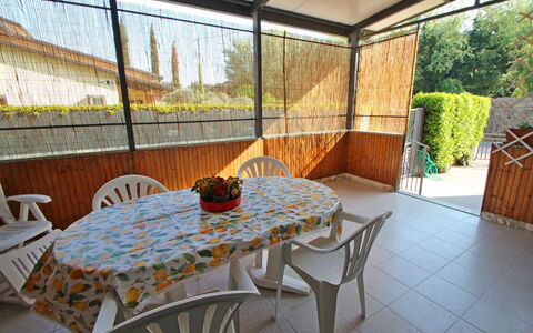Casa Leonardo: Tabelle, Möbel, Stuhl, Pflanze, Interior Design, Schatten, Baum, Holz, Gebäude, Gartenmöbel