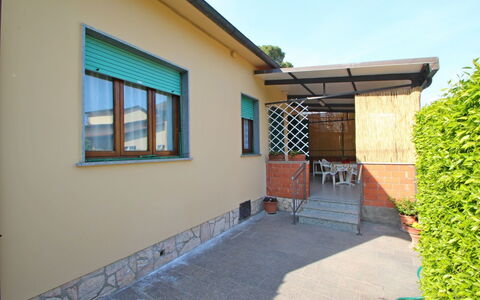 Casa Leonardo: Pflanze, Fenster, Himmel, Schatten, Holz, Hütte, Grundeigentum, Fassade, Dach, Landschaft