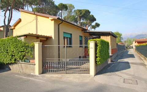 Casa Leonardo: Pflanze, Himmel, Gebäude, Eigentum, Baum, Schatten, Haus, Strassenbelag, Grundstueck, Asphalt