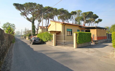 Casa Leonardo: Pflanze, Himmel, Eigentum, Gebäude, Baum, Haus, Strassenbelag, Asphalt, Grundstueck, Nachbarschaft