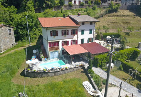 Villa La Rocca: Gebäude, Fenster, Haus, Urban Design, Baum, Freizeit, Landschaft, Grundeigentum, Ländliches Gebiet, Hütte