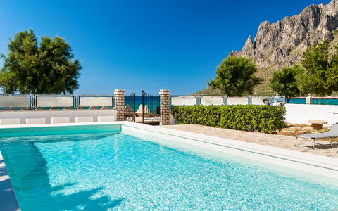Villa Cornino: Wasser, Himmel, Pflanze, Daytime, Eigentum, Schwimmbad, Azurblau, Natur, Blau, Baum